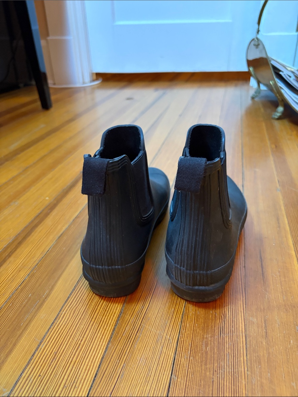 Hunter Black Short Chelsea Rain Boots with Red Logo - Picture 3 of 6